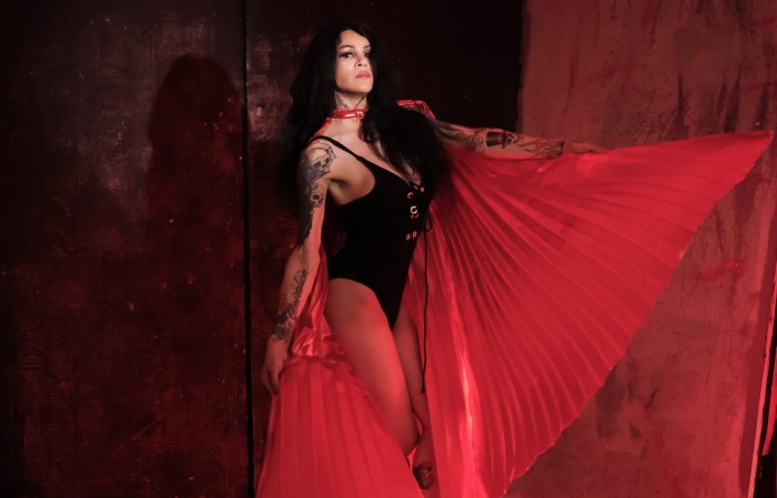 Programa Espaço Cultural recebe Carmem Red Light e tem playlist para visibilidade trans