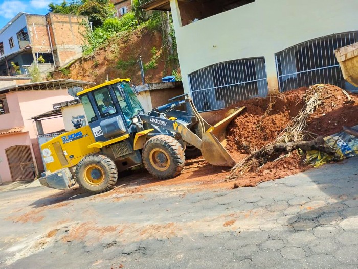 Prefeitura recolhe entulhos de diversos bairros