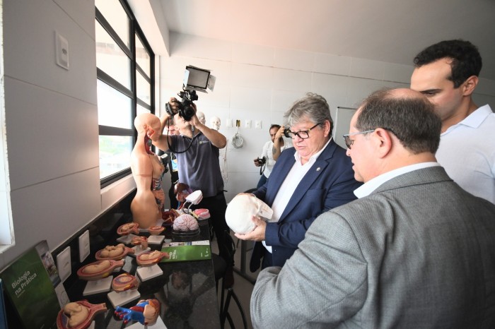 João Azevêdo inaugura novo prédio da Escola Raul Córdula construído em parceria com a Unimed e destaca avanços na Educação