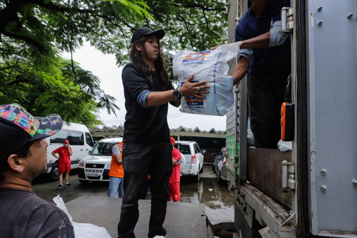 Defesa Civil envia caminhões com mantimentos para Matinhos e Pontal do Paraná