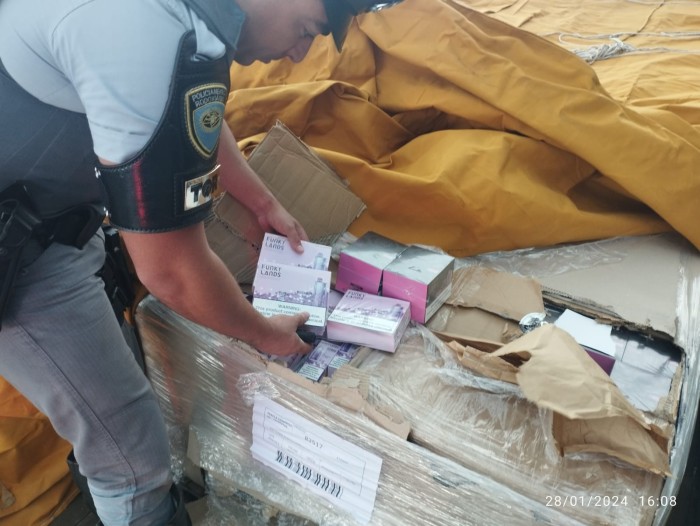 Policiais localizaram no compartimento de carga quantidade os cigarros eletrônicos e baterias