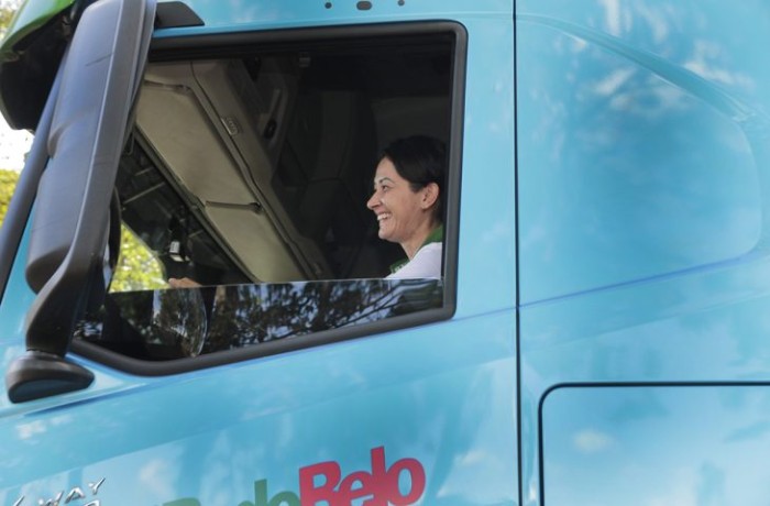Qualificada pelo Voucher Transportador, Dani foi contratada dez dias após receber CNH de categoria E