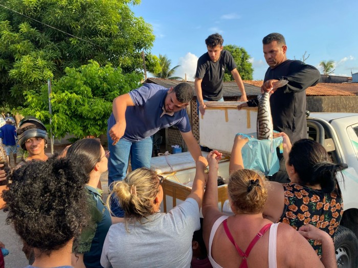 Defeso da Piracema: Semma doa 575 quilos de pescado apreendido para moradores da Vila São José