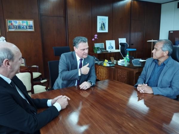 Preocupado com a quebra da produtividade e o aumento do custeio da safra, vereador discute políticas agrícolas para socorrer produtores no Ministério da Agricultura
