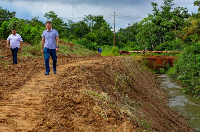 Governo do Acre realiza desobstrução de córrego no loteamento Praia do Amapá