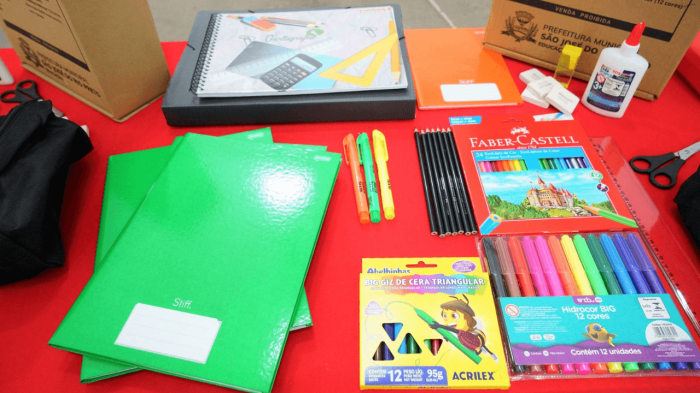 Educação distribui às unidades da rede os kits de material escolar