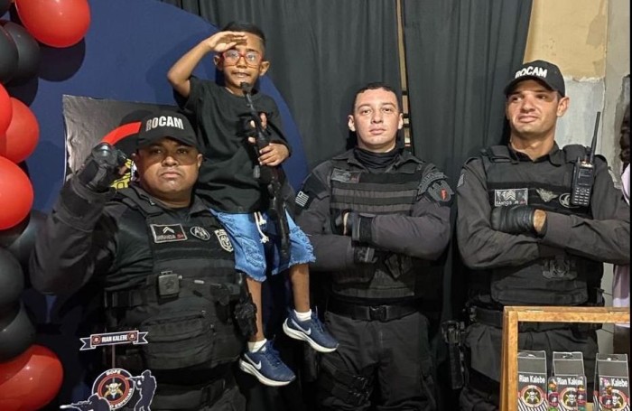 Policiais fazem surpresa em aniversário de criança com deficiência visual fã da Rocam em Teresina