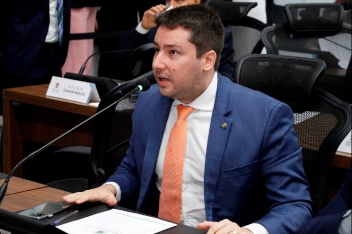 Deputado João Henrique em sessão plenária; parlamentar protocolou duas propostas nesta quinta-feira