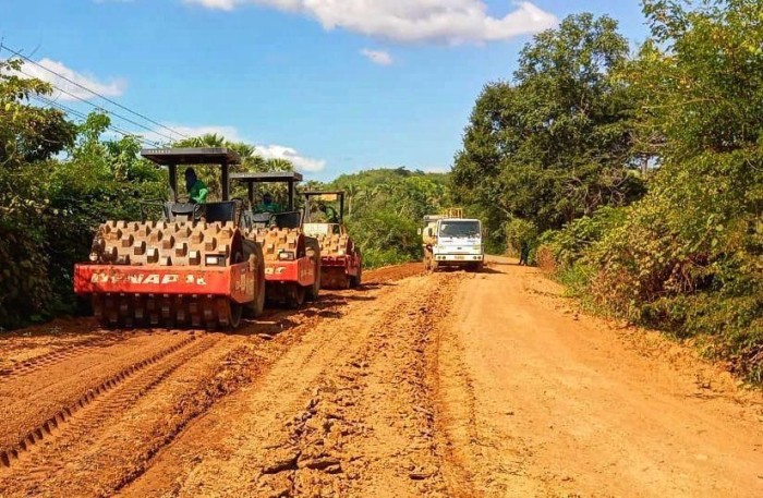 DER executa serviços de pavimentação nas PIs 224 e 120 no Território Vale do Sambito