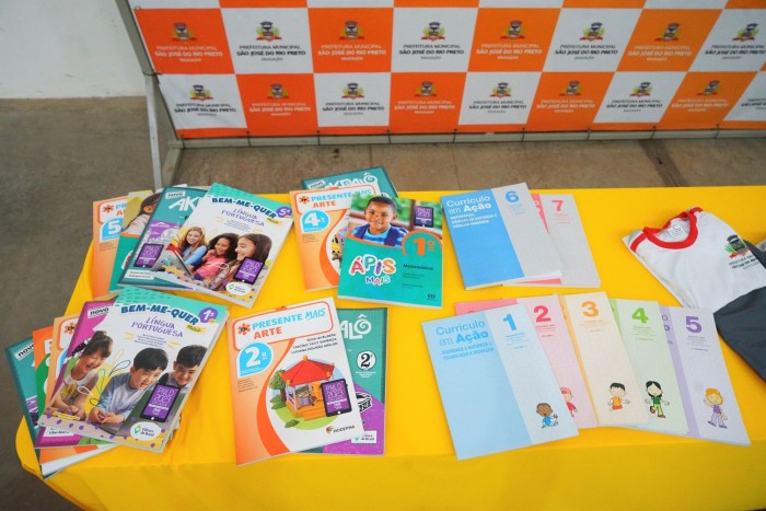 Escolas municipais recebem livros didáticos para o ano letivo de 2024