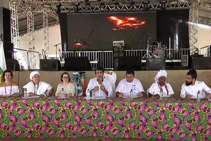 Participantes de audiência pública protestam contra o racismo religioso e o ataque à escultura na Praça dos Orixás