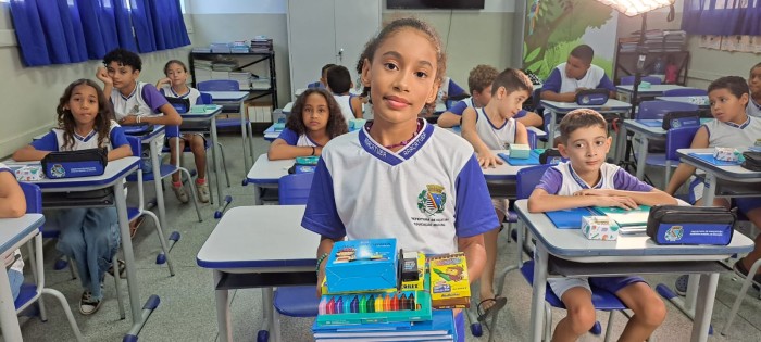 Araçatuba recebe estudantes entregando material e uniforme escolar