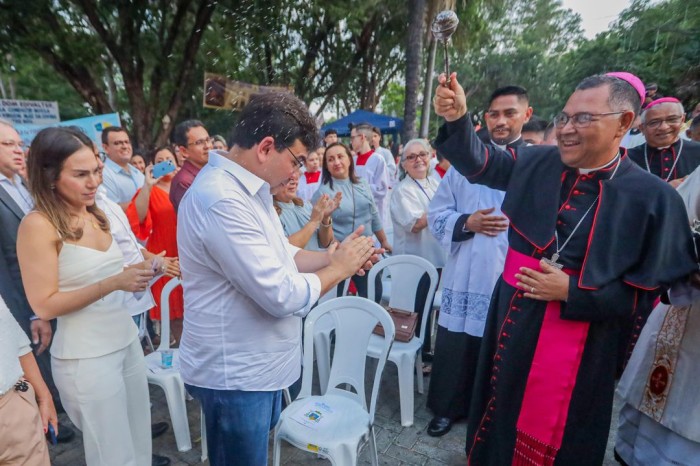 Governador participa da missa de posse do novo Bispo de Parnaíba
