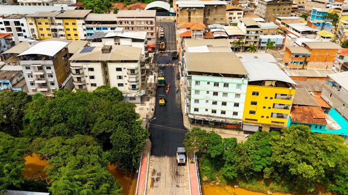Rua Agemiro Antônio da Silva está recebendo recapeamento asfáltico