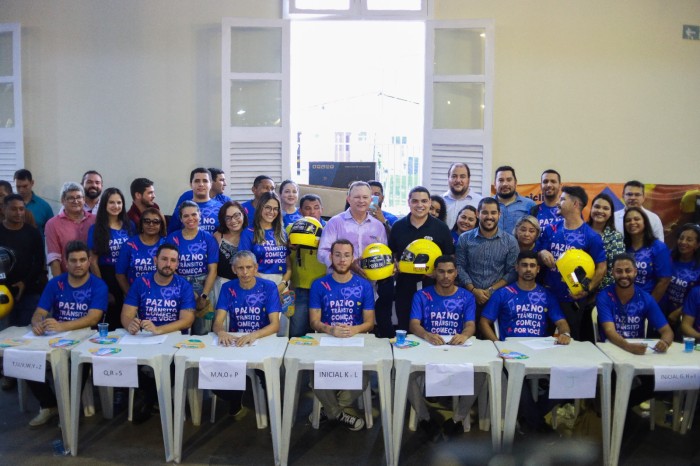 Governo anuncia 8 mil capacetes para motociclistas e entrega 1,5 mil carrinhos para vendedores informais