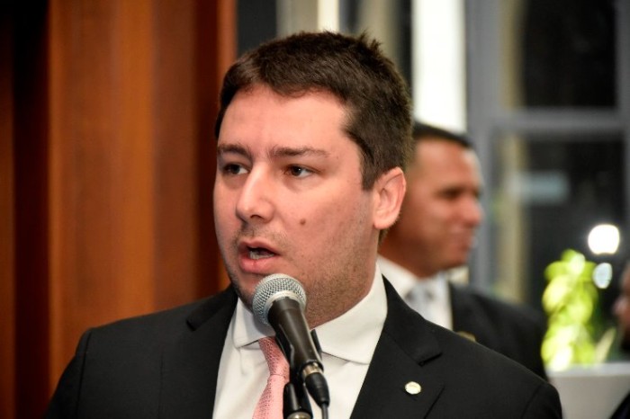 Deputado João Henrique, autor da proposta, durante sessão plenária