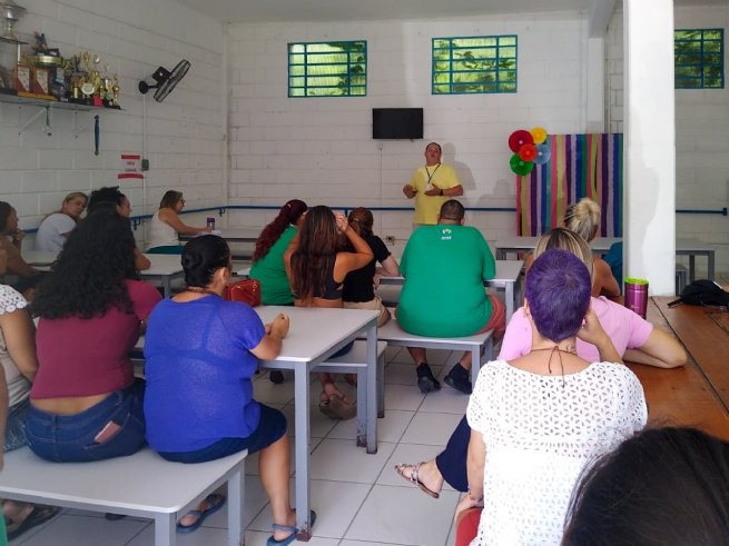 Divisão Socioambiental da SEMAM fala sobre reciclagem e compostagem com professores e coordenadores da Apae