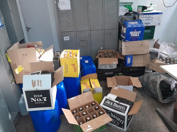 A Polícia fechou a fábrica de bebidas clandestina