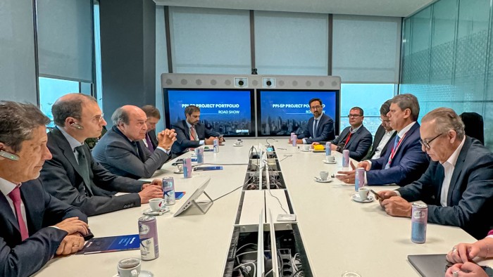 reuniões entre o governador Tarcísio de Freitas e executivos italianos nesta terça-feira (6) em Milão, na Itália, no segundo dia da missão para rodadas de negócios com empreendedores estrangeiros na Europa.