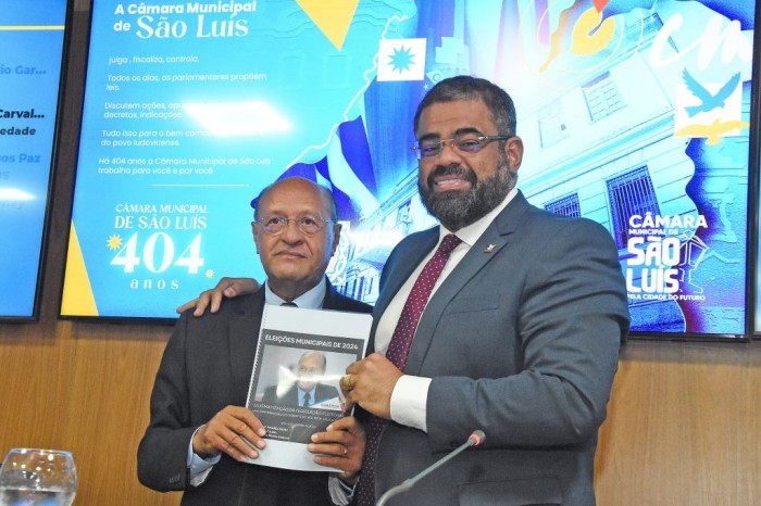 Professor Pavão Filho entrega cartilha com orientações sobre as eleições municipais de 2024