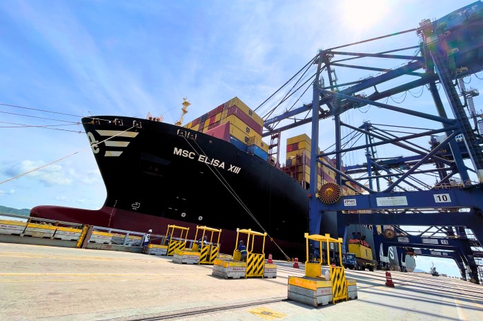 Porto de Paranaguá recebe novo meganavio de 366 metros, que tem escala única no Paraná