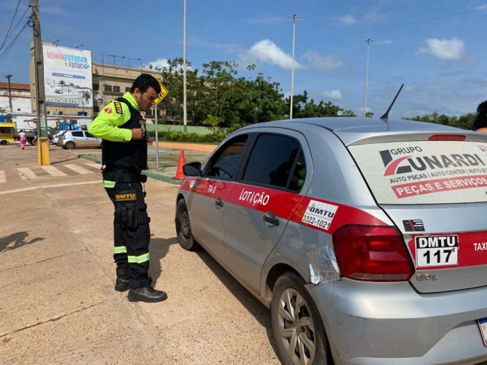 DMTU: Blitz educativa conscientiza sobre o uso de cinto de segurança no táxi-lotação