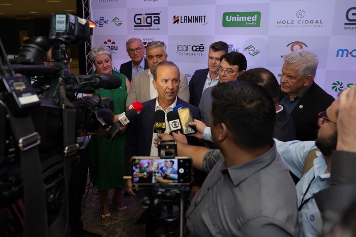 Governador assina regulamentação que cria o Pronampe estadual durante posse da nova diretoria da Ajorpeme