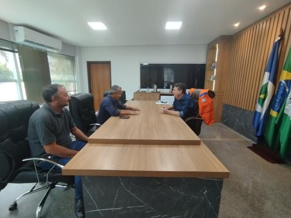 Vereadores se reúnem com prefeito para tratar sobre transporte coletivo