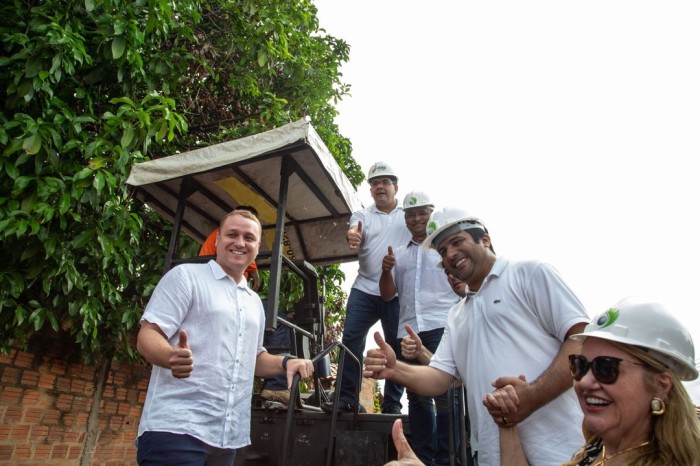 Rafael Fonteles visita ruas que estão sendo asfaltadas pelo Governo do Estado no bairro Pedra Mole, em Teresina