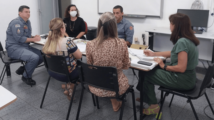 Corpo de Bombeiros se reúne com secretária de Educação