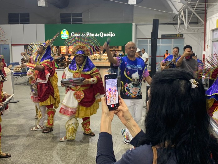 Carnaval 2024: turistas são recebidos com festa no Aeroporto Internacional Marechal Cunha Machado