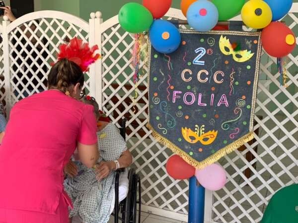 Casa de Cuidados do Ceará realiza baile de Carnaval para pacientes com bloco Camaleões do Vila
