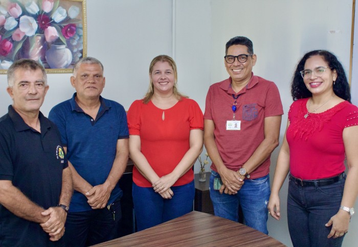Diretores da Escola Dr. Mário de Oliveira se reúnem com representantes da Secretaria Estadual de Educação para alinhamento sobre o início das aulas