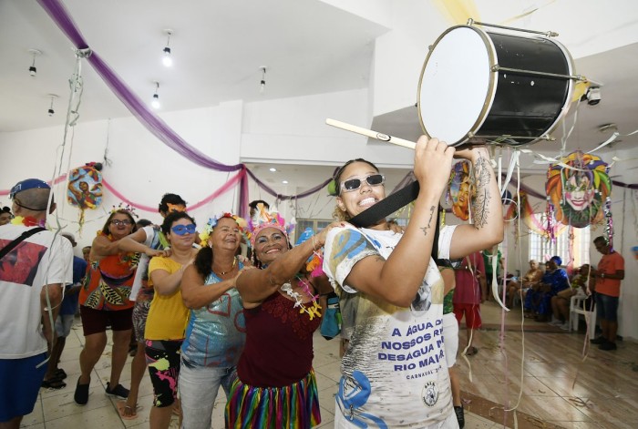 Esmuti celebra a chegada da folia com baile de carnaval para idosos