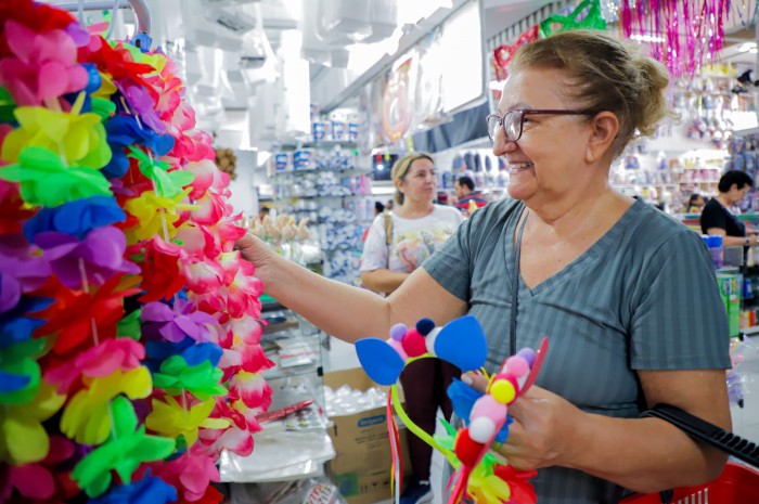 Comércio acreano se veste com as cores do Carnaval e aposta no aumento de vendas durante a folia