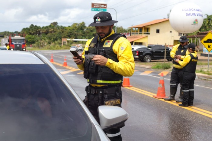 Fiscalização do Detran resulta em 10 prisões por dirigir após consumo de álcool 