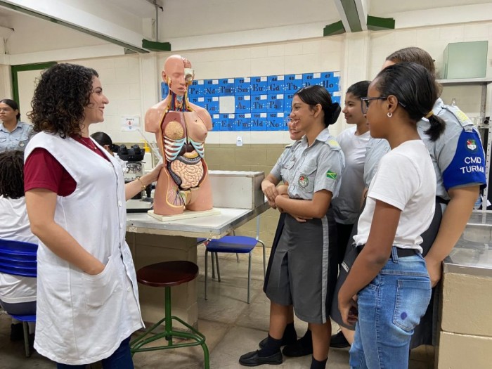 Mulheres na ciência: Clube de Ciências do CMRio fomenta participação feminina na área científica