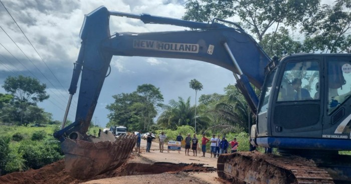 Deracre trabalha em desvio no Km 90 da AC-40 após chuvas intensas na região