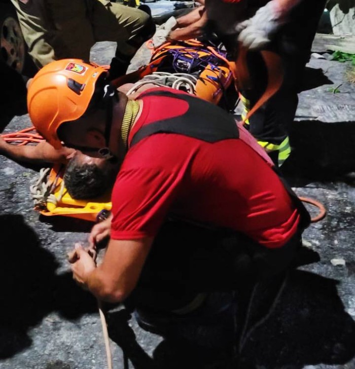 Bombeiros resgatam homem que caiu de barranco de 60 metros de altura no bairro Jorge Teixeira
