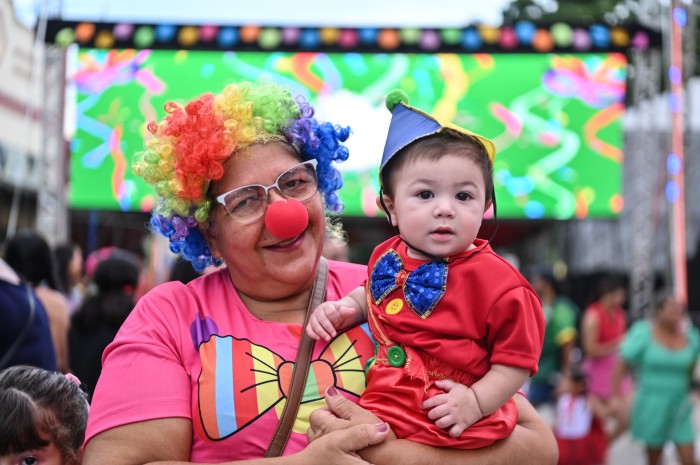 Baile Infantil reúne público com fantasias diversas no calçadão da Gameleira