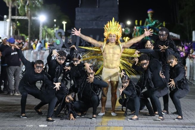 Desfile das Escolas de Samba marca terceiro dia de Carnaval de São Sebastião