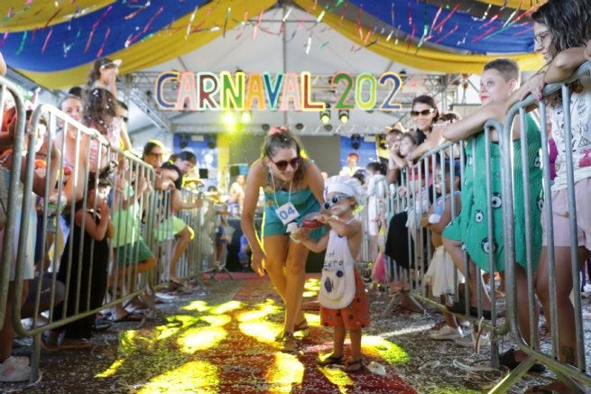 Primeiro dia do Concurso de Fantasia Infantil tem muita animação na Praça do Coreto