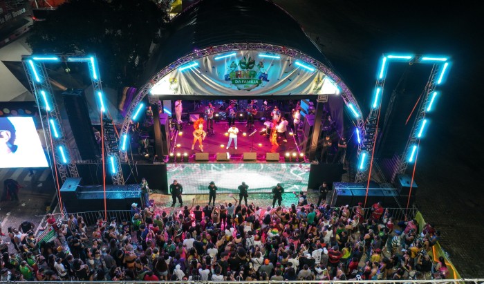 Show de Neguinho da Beija-Flor lota última noite do Carnaval da Família na Gameleira: ‘Banho de energia’