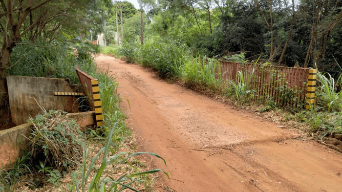 Obra interdita ponte sobre o córrego Felicidade