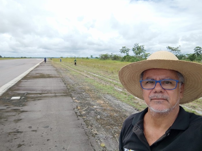 Deracre realiza roçagem lateral da pista de pouso do aeródromo de Tarauacá