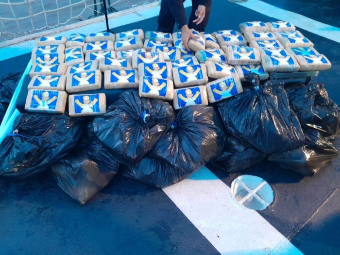 Em Tabatinga, PC-AM, com apoio da Polícia Federal e Marinha do Brasil, incinera mais de uma tonelada de maconha