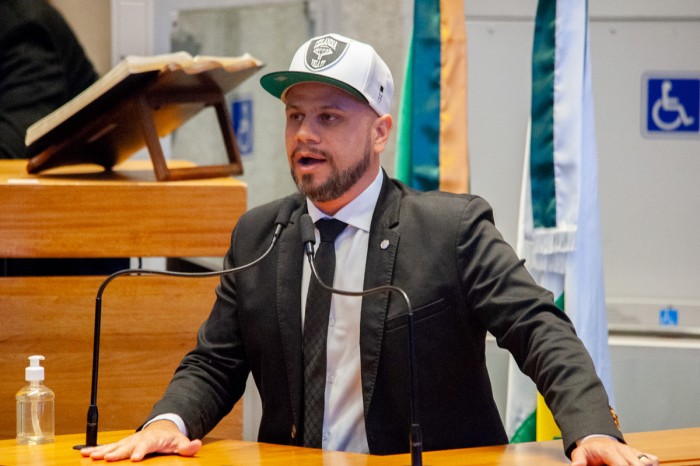 Max Maciel questiona concretagem de vias pelo GDF: “Socar concreto em tudo que é lugar”