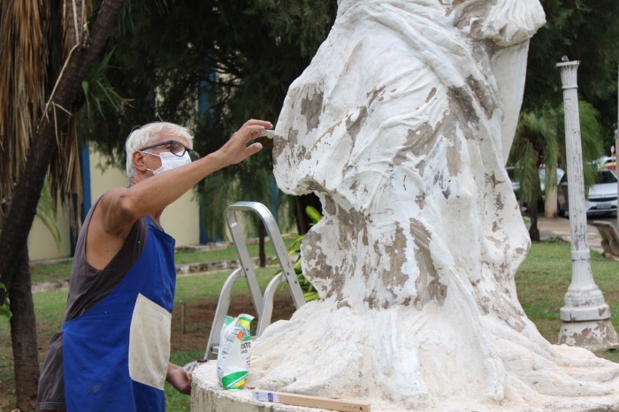 Cultura de Araçatuba restaura estátua da Biblioteca Municipal
