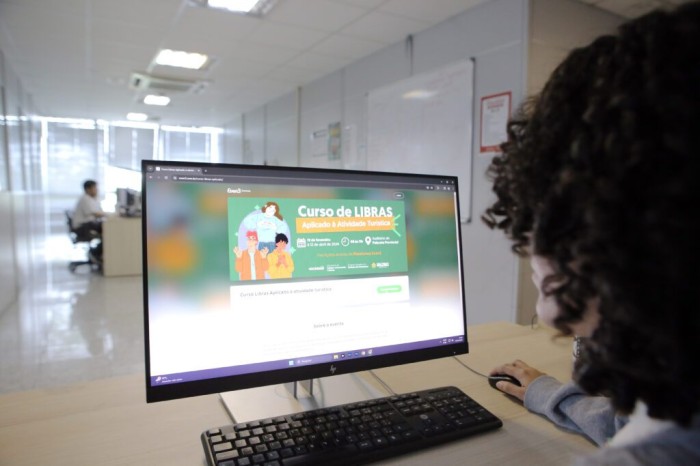 Amazonastur capacita profissionais do turismo em Libras