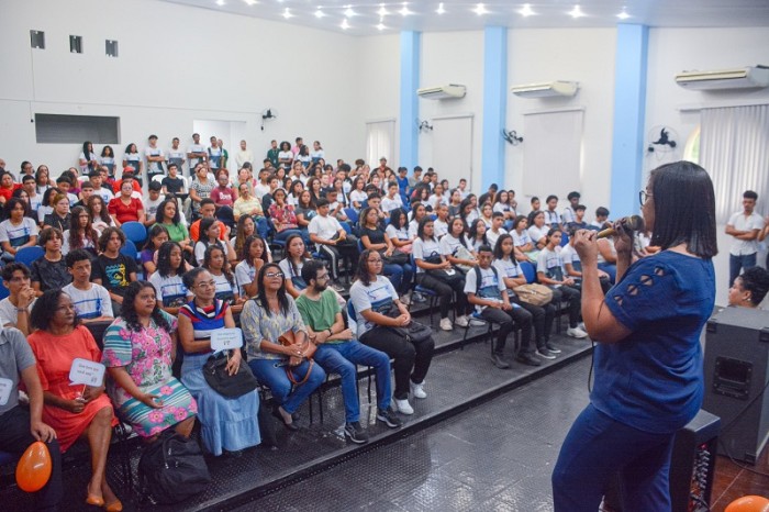 Acolhida a estudantes, pais e professores marca volta às aulas nas escolas da rede estadual de ensino